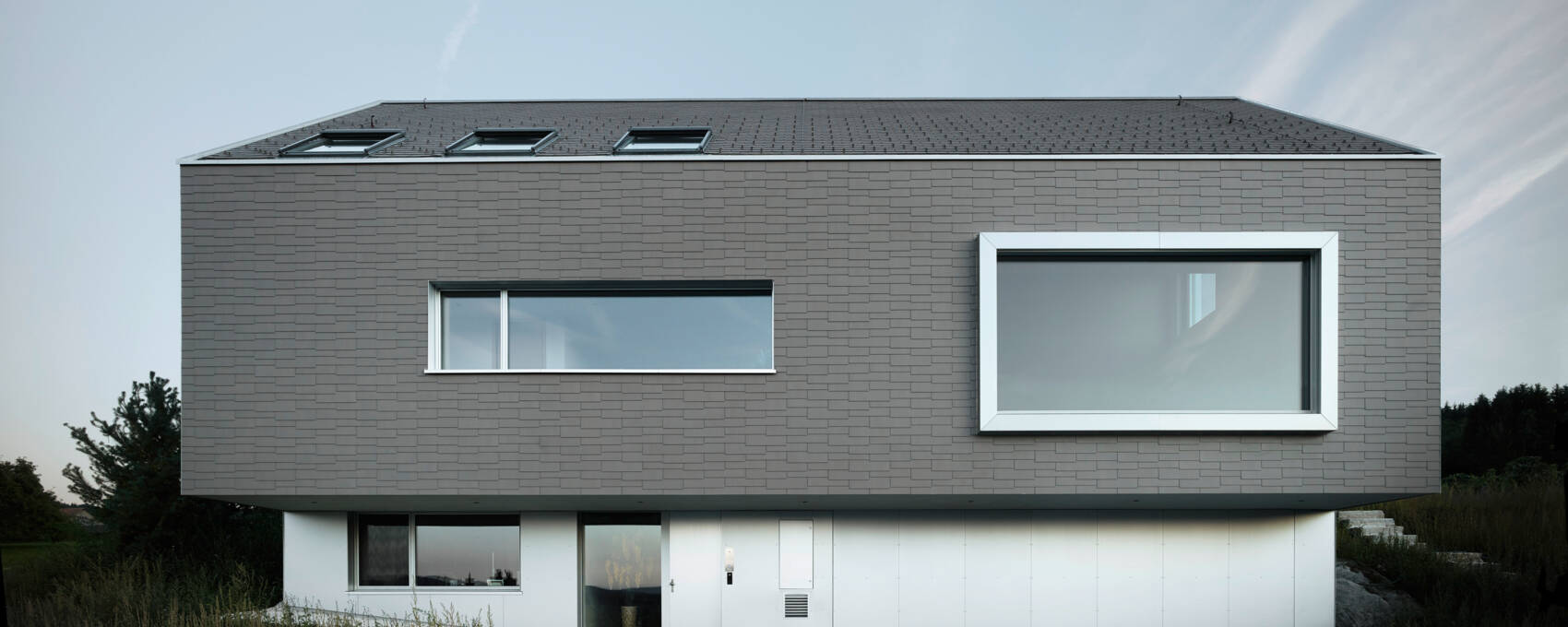 Grande maison noble anthracite avec vues extérieures et intérieures Maison individuelle Bonstetten
