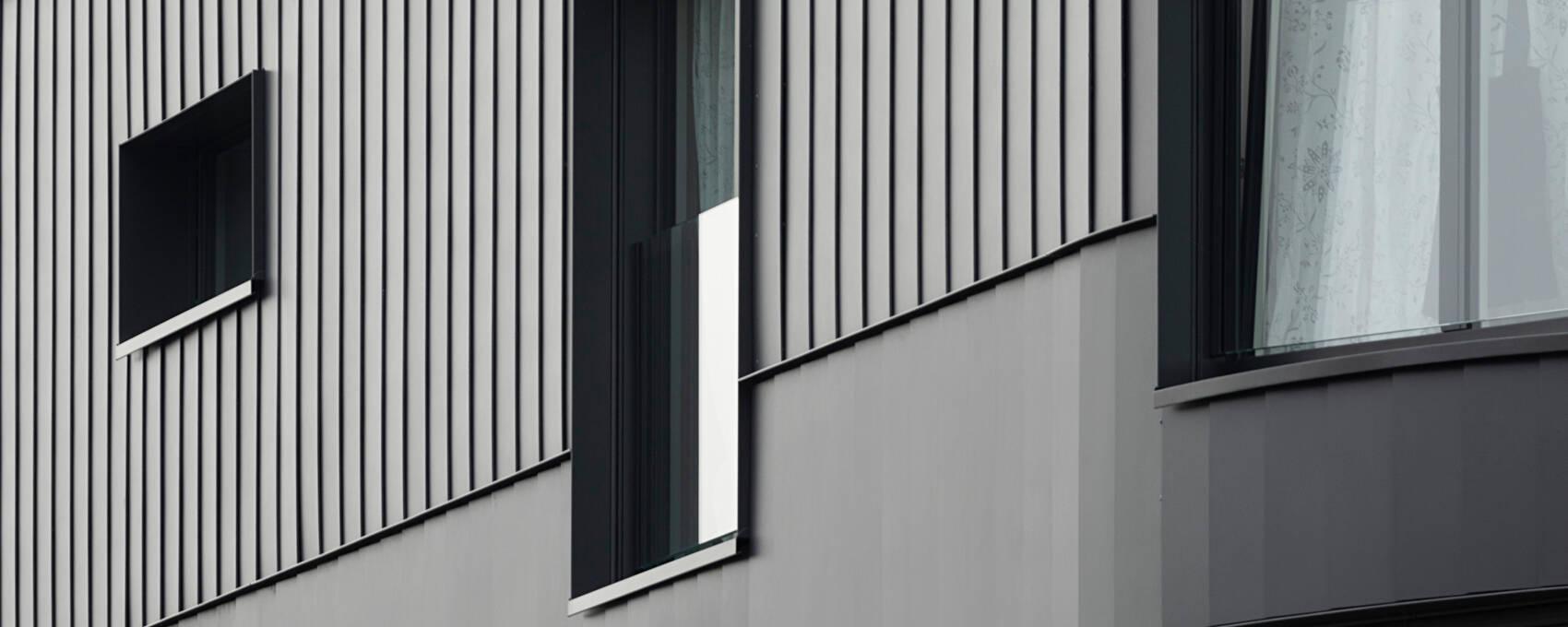 Eternit Faserzementplatten Modula mit refaktierende Beschichtung. Gewerbe_Vourvy_CH