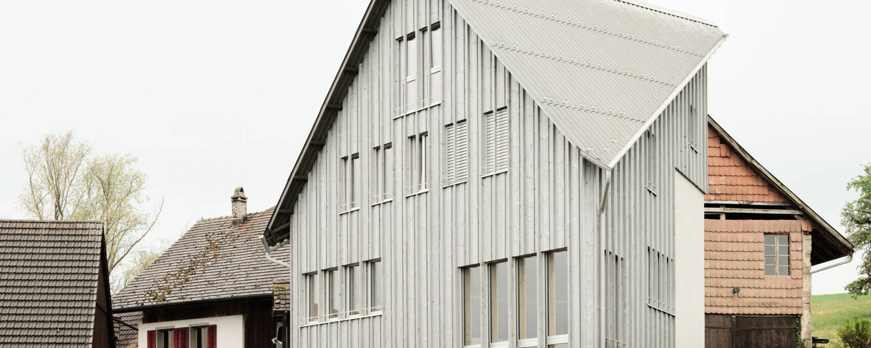 Ferme en bois avec toit en Eternit ondulé Maison individuelle, Neftenbach, CH