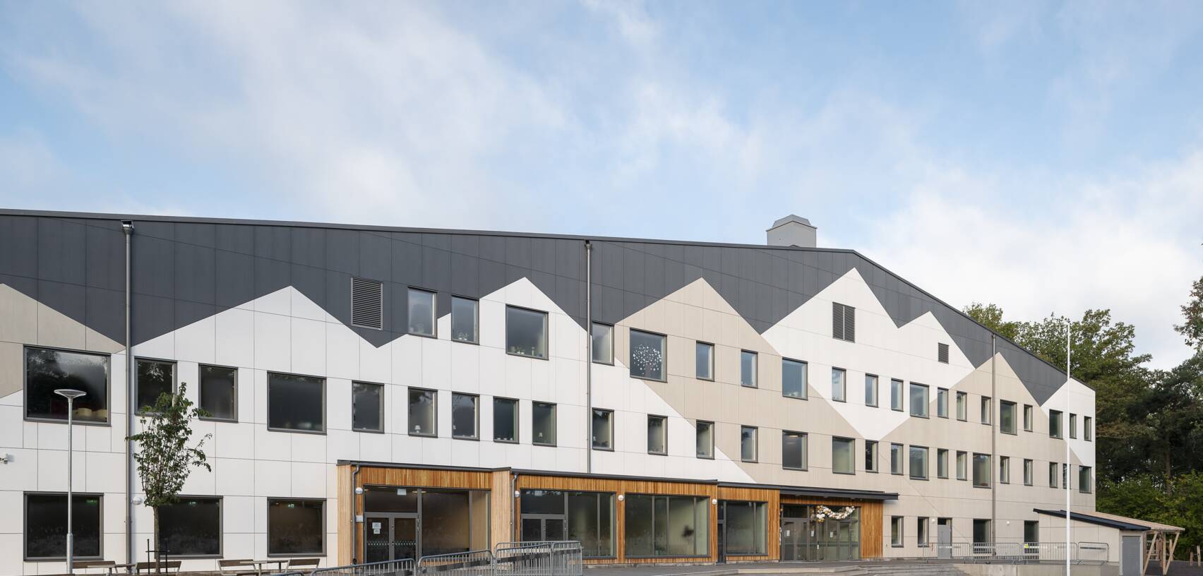 P_545_Cembrit_Patina_Inline_Sweden_L&aring;ngsj&ouml;skolan_Huddinge_2022_72773