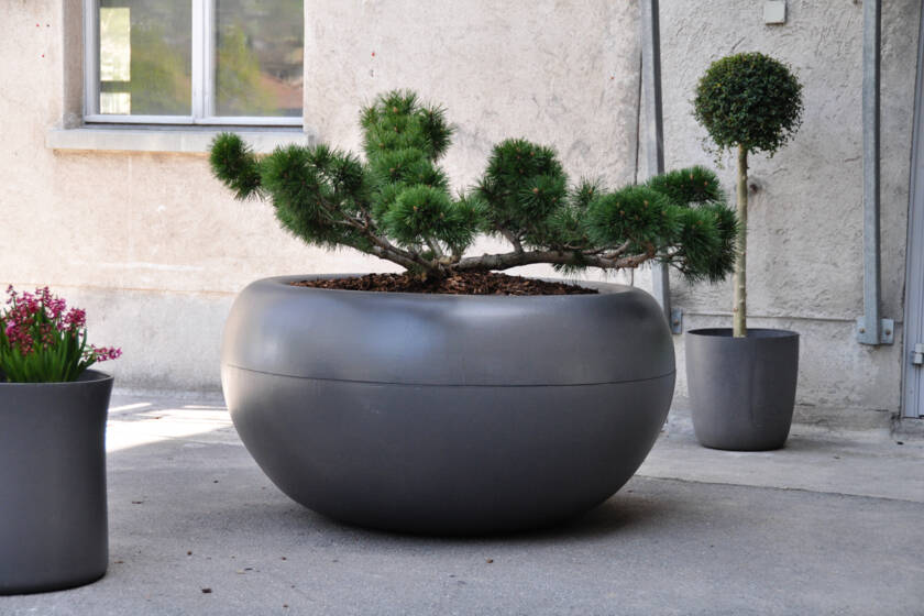 Aladin Oversized Extra Large Round Outdoor Planter  Large outdoor  planters, Large garden pots, Outdoor garden planters