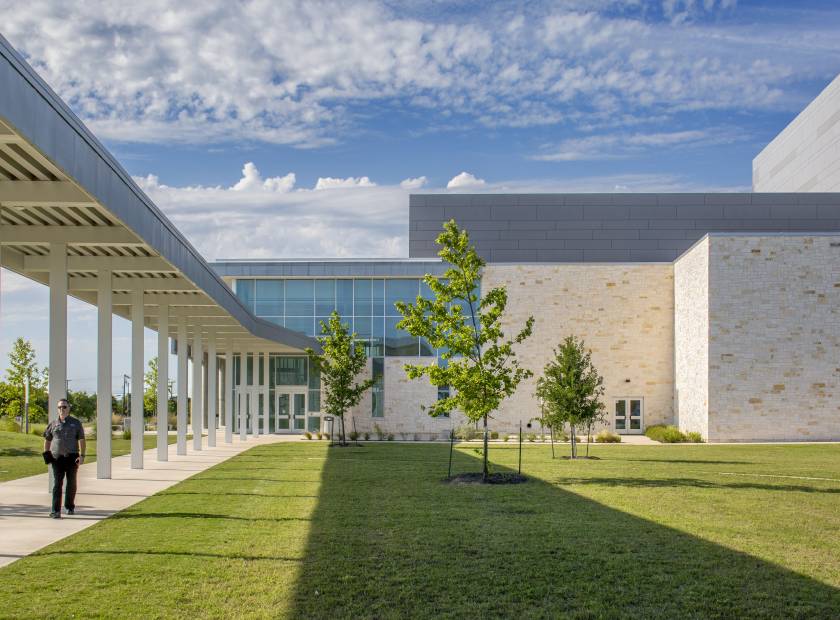 Aufsteigende Volumen in Grau Cedar Ridge High School Auditorium, Round Rock, Texas, USA