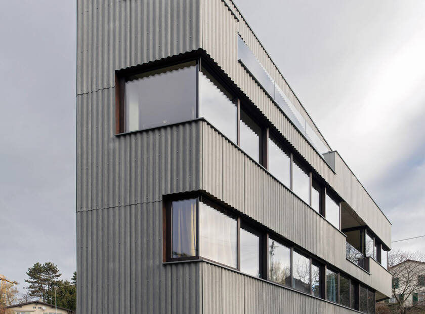 Située à la limite de la ville de Lausanne, entre le quartier résidentiel de Chailly et le domaine agricole de Rovereaz, cette maison urbaine se dresse sur un terrain escarpé et arboré. UrbanHouse_Rovereaz_CH_Photo_01.jpg