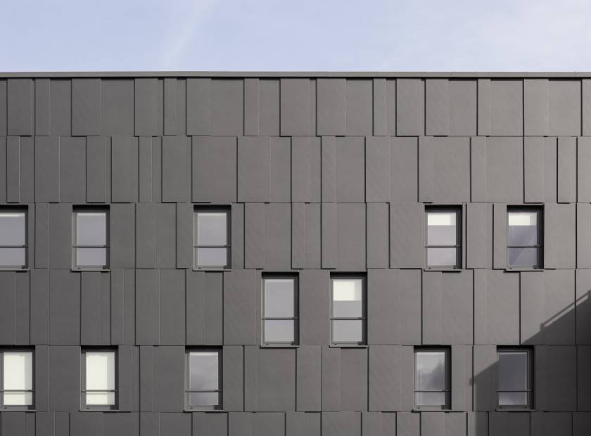 Verschiebende Platten scheinen über die Fassade zu vibrieren Barsauskog. 66, Kaunas, Litauen