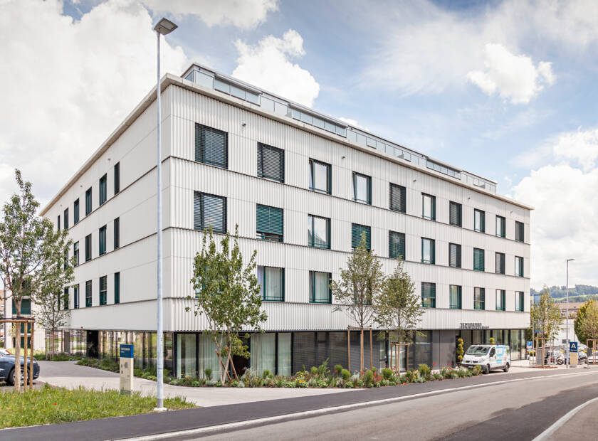 Centre d'hébergement et de soins Bazenheid dans deux bâtiments à façade blanche Tertianum Rosenau Bazenheid