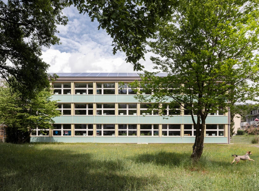 Bâtiment scolaire avec façade verdâtre Ecole Hohfurri