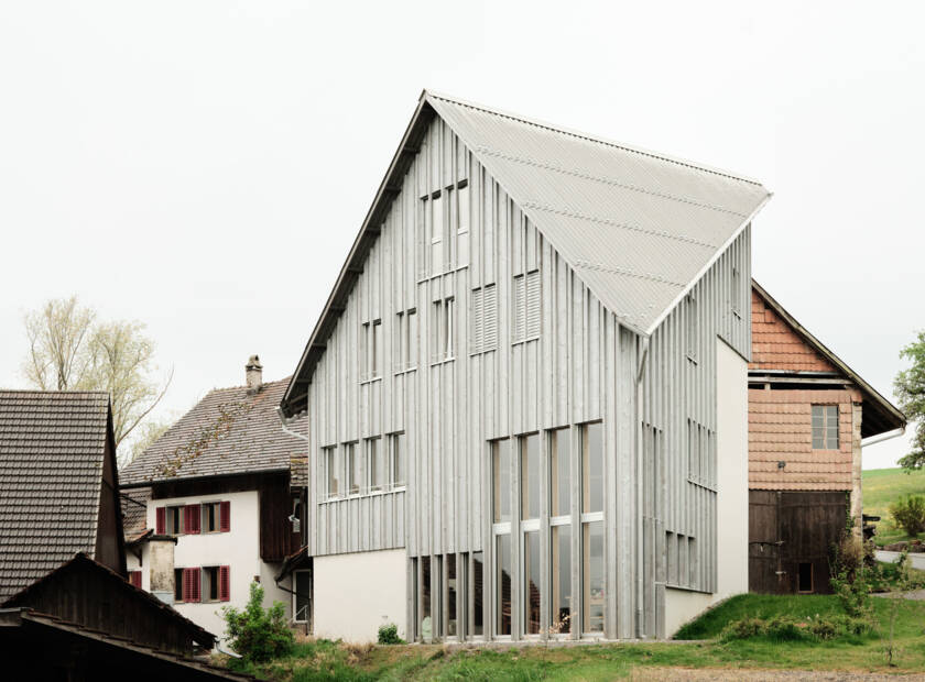 Ferme en bois avec toit en Eternit ondulé Maison individuelle, Neftenbach, CH