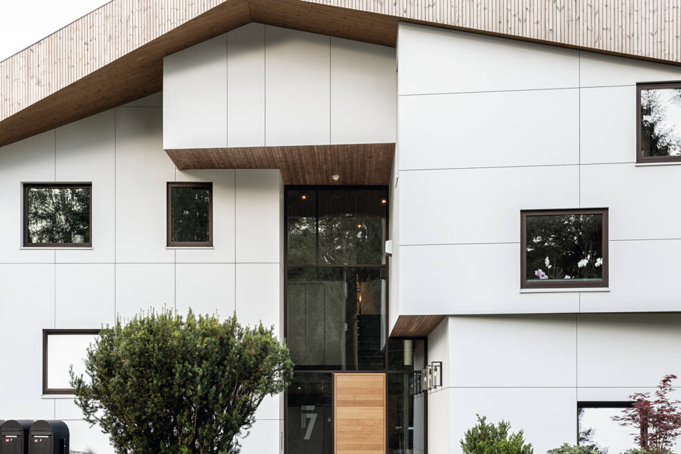 Ein großzügiges Dach umhüllt eine komplexe Form Villa Faun, Oslo, Norwegen